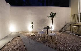 Patio Apartment Near Metro & Acropolis